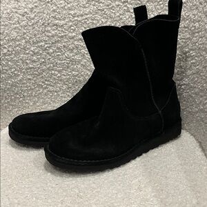 UGG Women’s Alida Black Suede Boots size 8